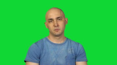 Yeşil arka plan üzerinde kel adam acı