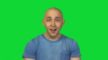 Yeşil arka plan üzerinde kel adam onaylama