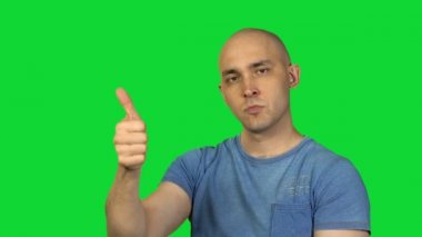 Gibi gösterme ve antipati kel adam yeşil zemin üzerine