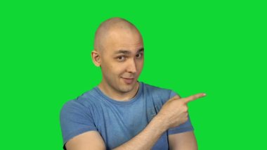 Kel adam yeşil arka plan üzerinde gösterilen