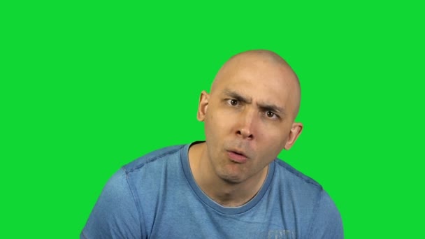 Удивленный лысый мужчина на зеленом фоне — стоковое видео