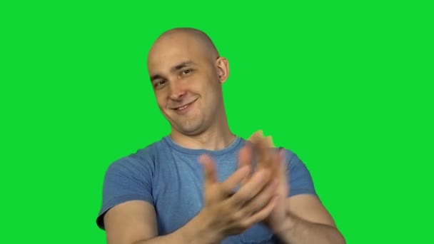 Аплодирующие лысый человек на зеленом фоне — стоковое видео