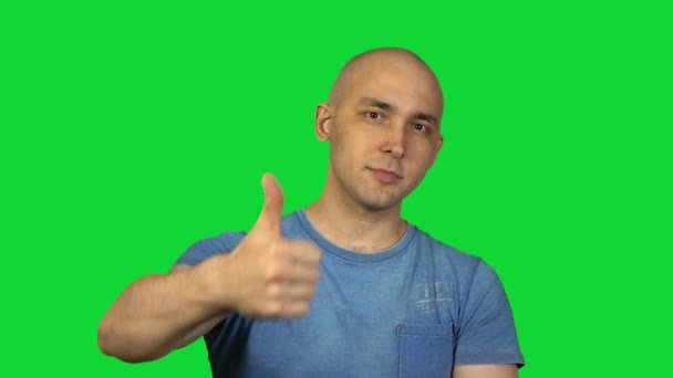 Wyświetlone kciuk łysy mężczyzna na zielonym tle — Wideo stockowe