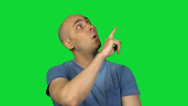 Pointing young bald man on green background — Stock Video