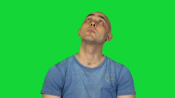 Vyhledávám holohlavý muž na zeleném pozadí — Stock video