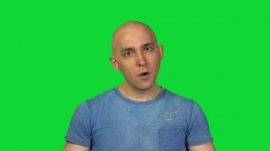 Yeşil arka plan üzerinde Kel adamın kazanma