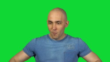 Hüner kel adam yeşil arka plan üzerinde gösterilen