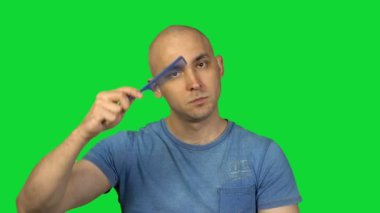 Yeşil arka plan üzerinde kafa kel adam fırçalama