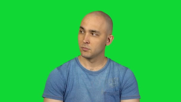 Při pohledu přímo holohlavý muž na zeleném pozadí — Stock video