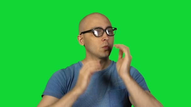 Undressing glasses bald man on green background — Stock Video