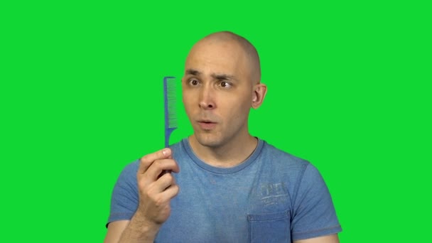 Cepillo de pelo y hombre calvo sobre fondo verde — Vídeo de stock