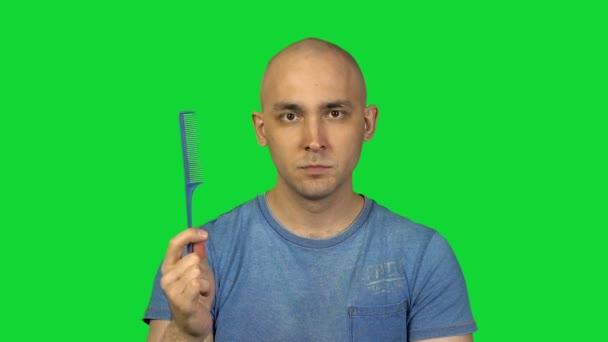 Kale man met haarborstel op groene achtergrond — Stockvideo