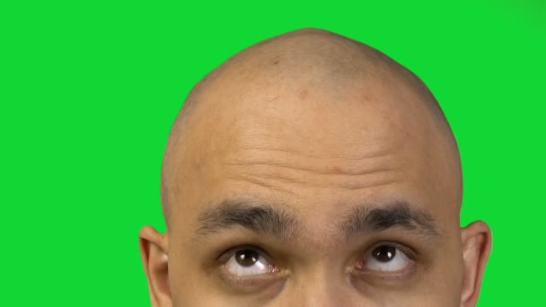 Glatzkopf und Halbgesicht auf grünem Hintergrund — Stockvideo