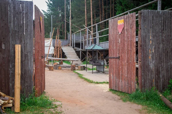 Benteng kayu dengan gerbang — Stok Foto