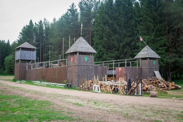 Trä fästning i skogen — Stockfoto