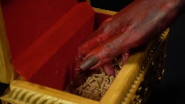 Kanlı eller gezinme solucanlar dokunmadan