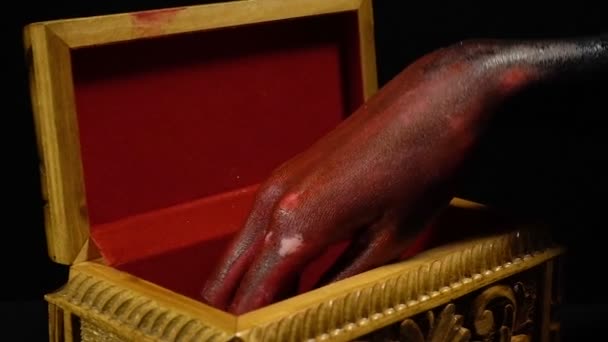 Femmes mains touchant larves de mouche 