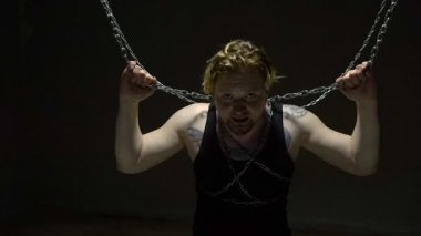 Korkmuş tutuklu zincire bağlı