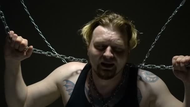 Божевільний чоловік пов'язаний ланцюгами — стокове відео