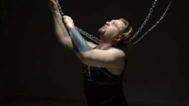 Zincire işkence sarışın mahkumu