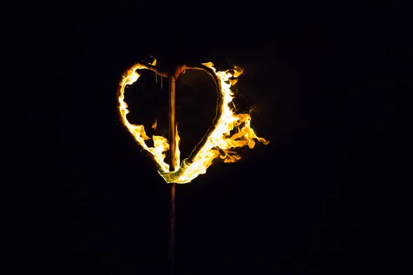 Corazón en llamas sobre fondo negro, foto real —  Fotos de Stock