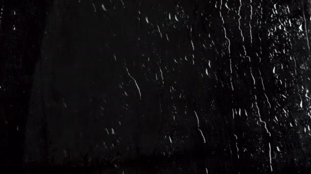 Natte druppels water op zwarte achtergrond, 4k video — Stockvideo