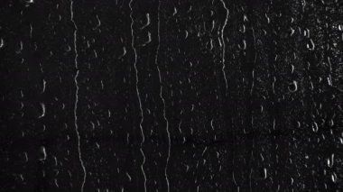 Siyah cam, 4 k video su damlaları haddeleme