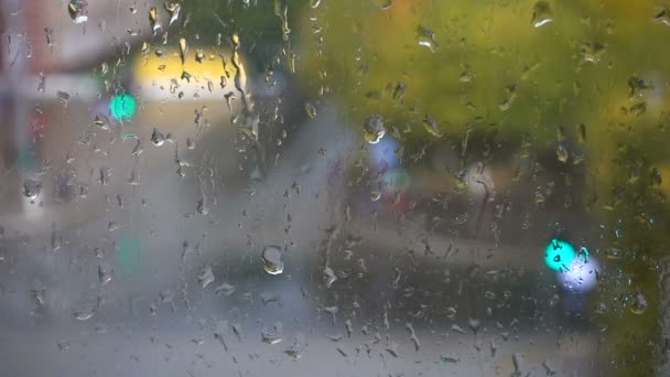 Lluvia en el strret, vista desde la ventana — Vídeo de stock