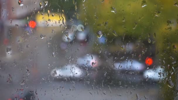 Gotas de la lluvia en la strret, vista desde la ventana — Vídeo de stock