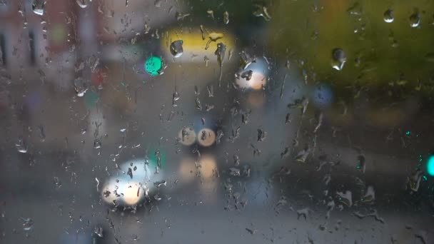 Поток дождя на улице, вид из окна — стоковое видео