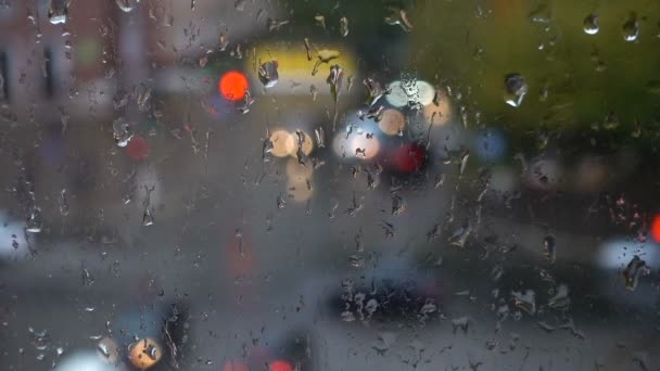 Chuva no strret no outono, vista da janela — Vídeo de Stock