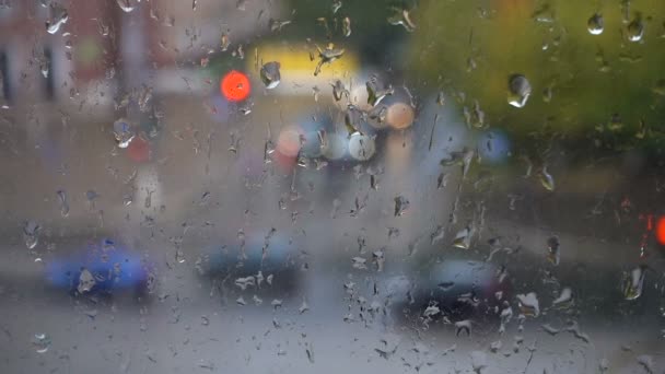 Postupné kapky deště na ulici, výhled z okna — Stock video