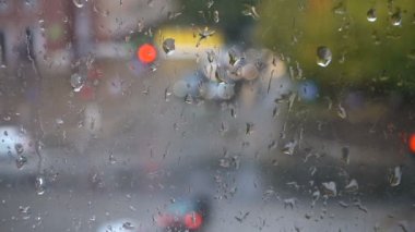 Yağmurlu bir gün sonbaharda penceresinden görüntülemek