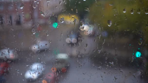 Deštivý den na ulici, výhled z okna — Stock video