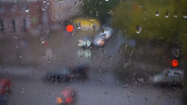 Deštivý den a postupné kapky vody, výhled z okna — Stock video