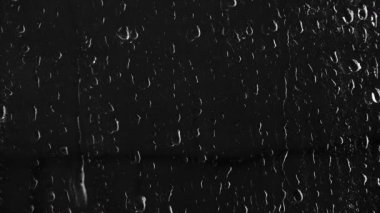 Su akışı siyah arka plan üzerine düşer