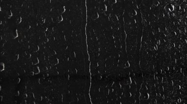 Su akışı üzerinde siyah cam damla