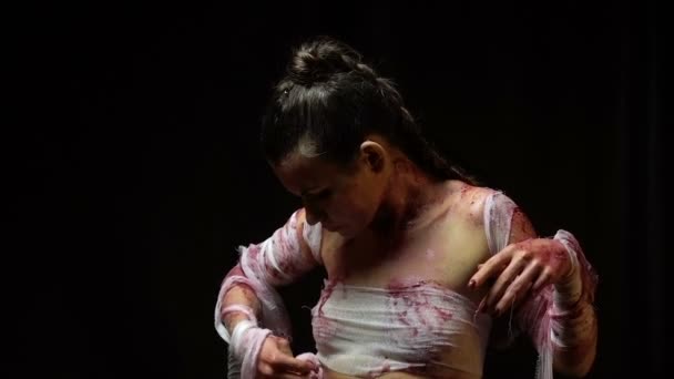 Девушка вытирает свое тело — стоковое видео