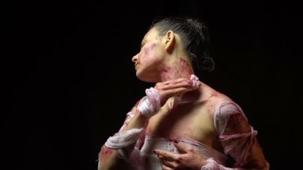 Brunetka dziewczyna wycieranie jej ciało — Wideo stockowe