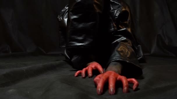 Mujer arrastrándose con las manos ensangrentadas — Vídeo de stock