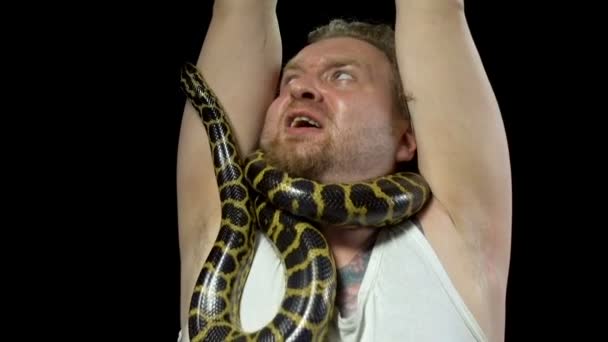 Frightened man with snake on his neck — Stock Video
