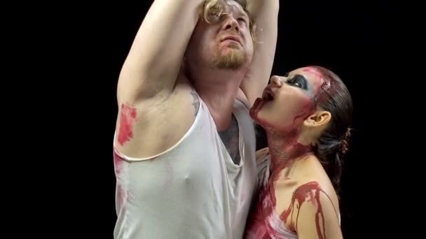 Adam işkence kan deli kadın — Stok video
