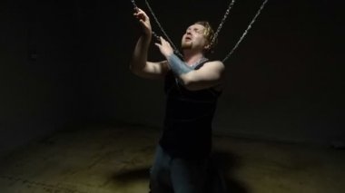 Çılgın sarışın mahkumu zincire bağlı