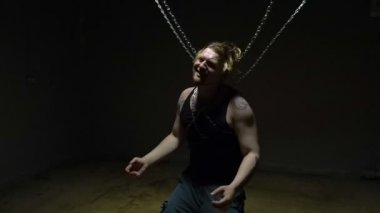 Kızgın mahkum zincire bağlı