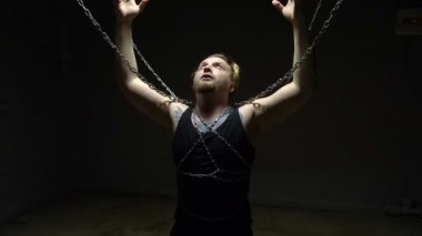 Çılgın sarışın mahkumu zincire bağlı