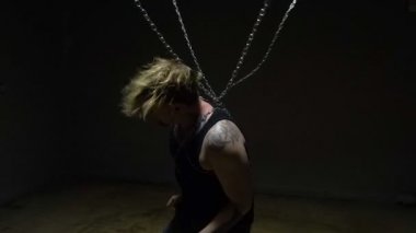 Deli adam zincire bağlı