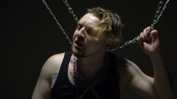 Przerażony więzień próbuje zerwać łańcuchy — Wideo stockowe