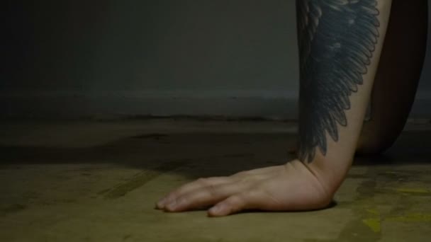 Rampant captif lié dans les chaînes 