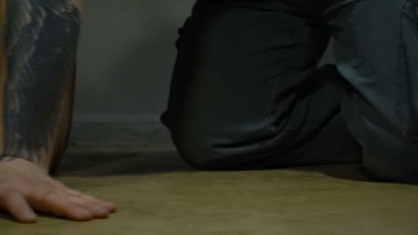 Rampant blond captif lié dans les chaînes 