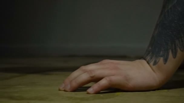 Prisonnier rampant enchaîné 